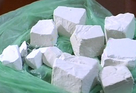 Gặp công an, tự lôi 11 cục heroin ra đưa 2