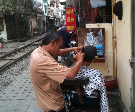 Người Hà Nội nuôi gà, mở tiệm cắt tóc... giữa đường tàu 2