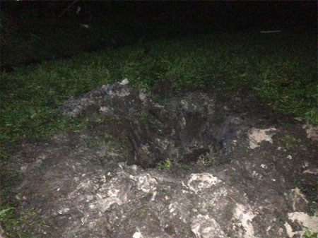 Sau tiếng nổ lớn, “vật thể lạ” từ trên trời cắm thẳng xuống đất 2