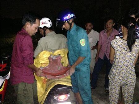 Sau tiếng nổ lớn, “vật thể lạ” từ trên trời cắm thẳng xuống đất 1