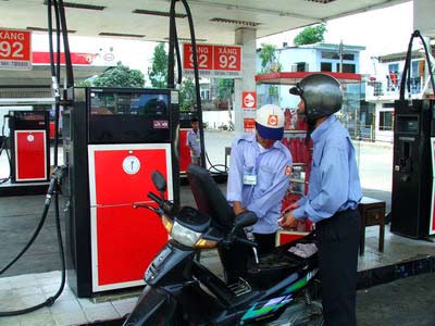 Giá xăng bất ngờ tăng thêm gần 400 đồng/lít 1