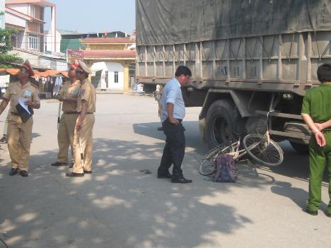 Bàng hoàng phát hiện xác bà lão dưới gầm xe đang chạy 2