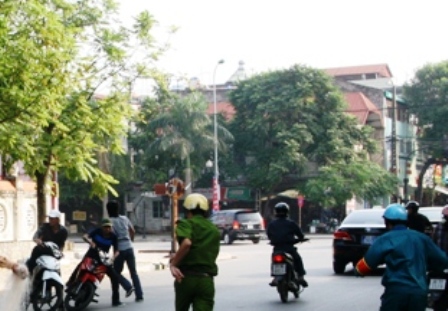 CSGT Thanh Hóa dùng ống bắn lưới bắt quái xế 1