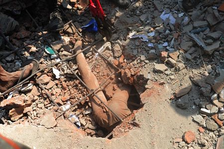 Tòa nhà 8 tầng bất ngờ bị sập tại Bangladesh, 82 người chết 7
