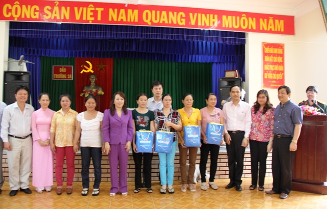 Bộ trưởng Nguyễn Thị Kim Tiến làm việc tại huyện đảo Trường Sa và xã đảo Thổ Châu 1
