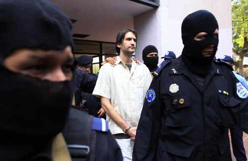 Bắt giáo viên dâm tặc khét tiếng bị FBI truy nã 1