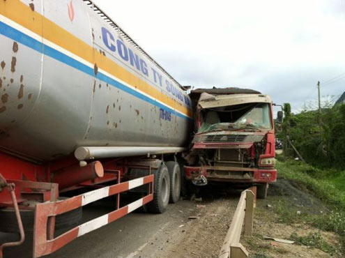Xăng tràn ra đường, quốc lộ 1A tắc nghẽn 1