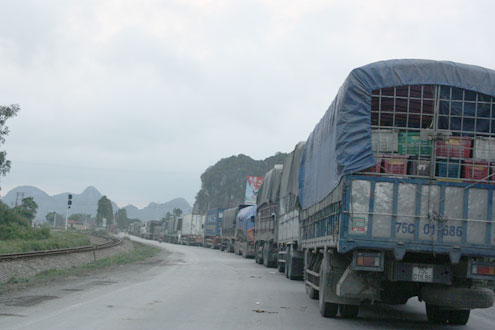 Xăng tràn ra đường, quốc lộ 1A tắc nghẽn 2