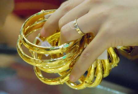 Giá vàng đổ dốc khiến nhà đầu tư lỗ lớn 1
