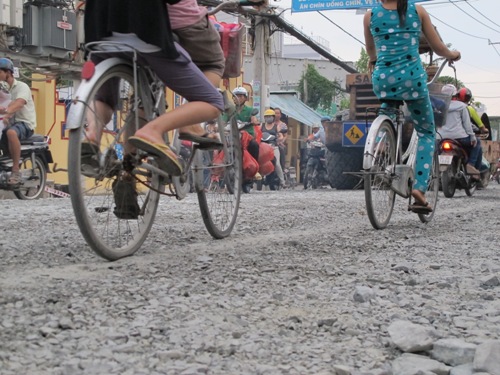 Rơi xuống đường, bé gái bị xe tải cán chết 1