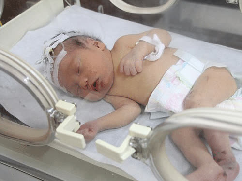 Bé trai bị mẹ nhét vào ống thải phục hồi kỳ diệu 1