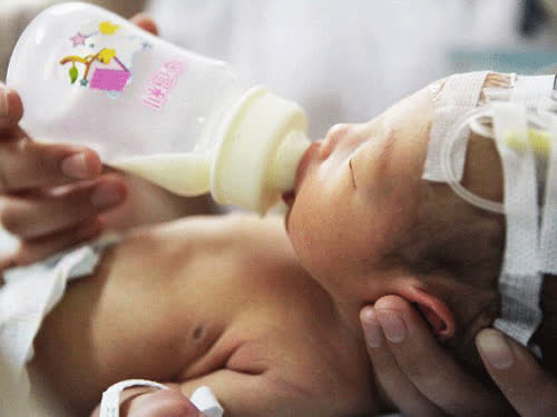 Bé trai bị mẹ nhét vào ống thải phục hồi kỳ diệu 2