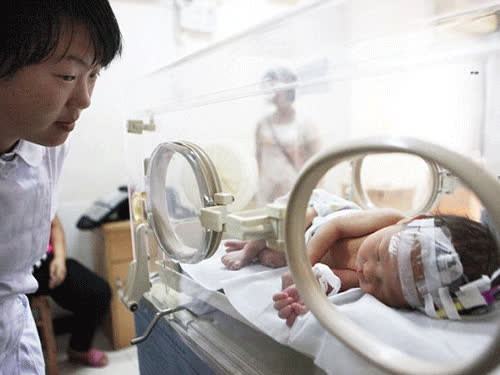 Bé trai bị mẹ nhét vào ống thải phục hồi kỳ diệu 4
