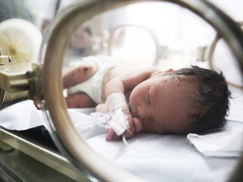 Bé trai bị mẹ nhét vào ống thải phục hồi kỳ diệu 5