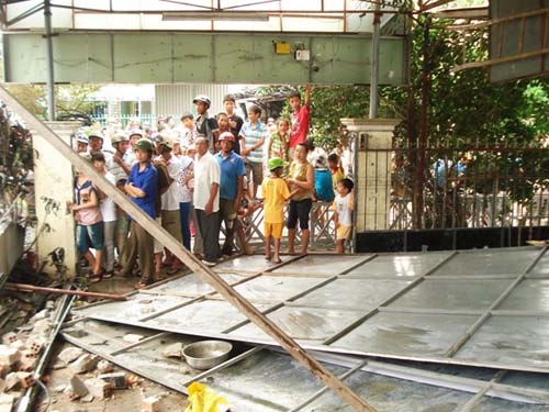 Nhà trung tá công an phát nổ, cả xóm hoảng loạn 6