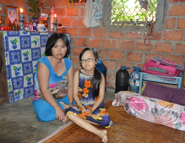 Mẹ động kinh nuôi hai con bệnh máu 1