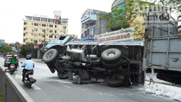 Xe ô tô quá tải, gãy cầu, "chổng vó" lên trời 1