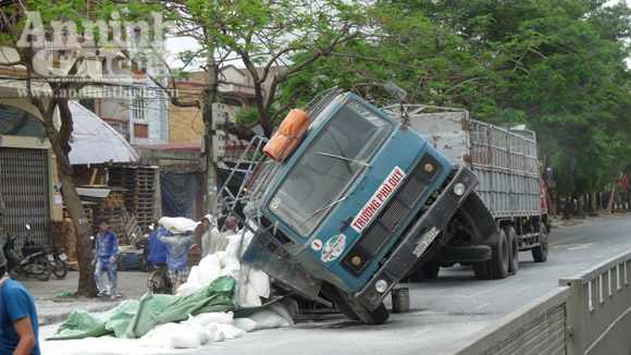 Xe ô tô quá tải, gãy cầu, "chổng vó" lên trời 2