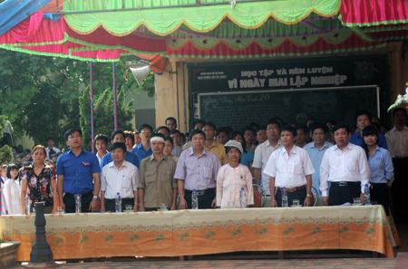 Xúc động lễ truy tặng Huân chương cho học sinh cứu 5 em nhỏ 2