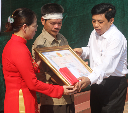 Xúc động lễ truy tặng Huân chương cho học sinh cứu 5 em nhỏ 4