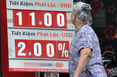 Người gửi tiền xót xa nhìn lãi suất hạ 1