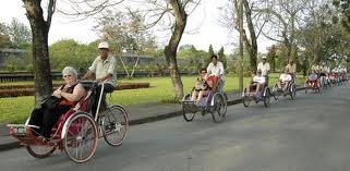 Bị ném tiền bo vào mặt, khách Pháp choáng váng 2