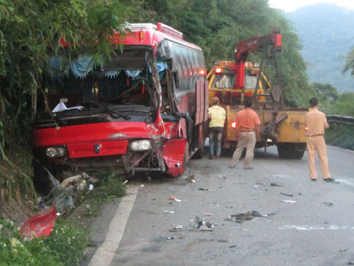 Tai nạn trên đèo Bảo Lộc, 60 người thoát chết 2