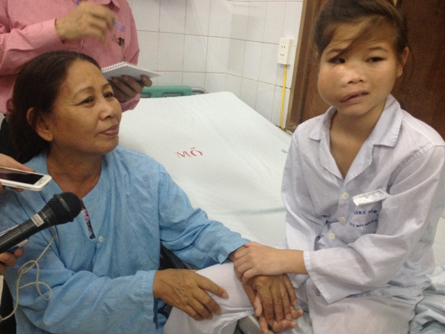 Bé gái 14 tuổi “đeo” khối u nửa mặt 1