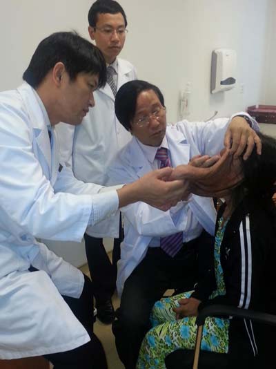 Cắt bỏ thành công khối u kéo dài từ đầu đến ngực 1