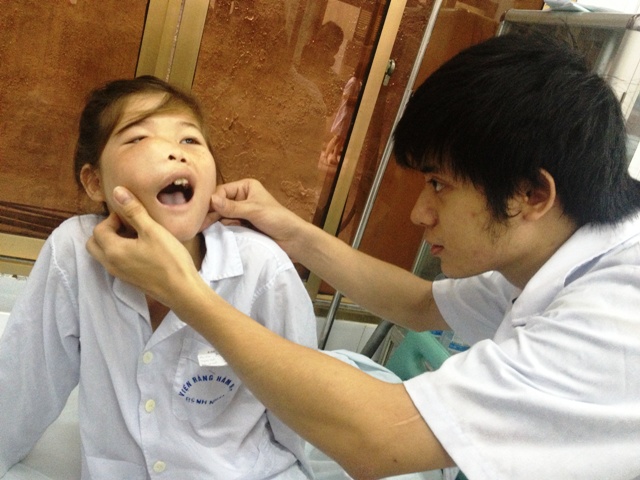 Bé gái 14 tuổi “đeo” khối u nửa mặt 3