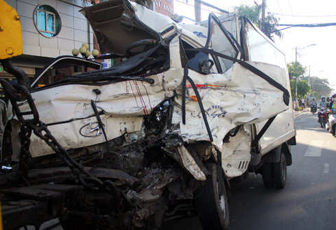 Xe tải đấu đầu, tài xế chết kẹt trong cabin 2