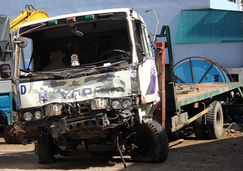 Xe tải đấu đầu, tài xế chết kẹt trong cabin 1