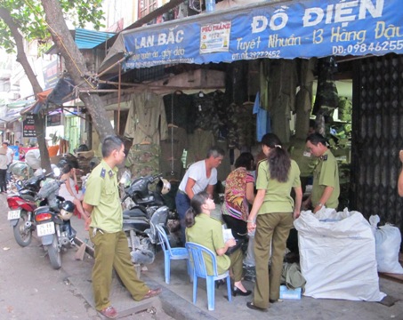 Quân hàm, còng số 8 bán công khai giữa thủ đô 1