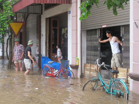Hải Phòng ngập nặng sau bão 10