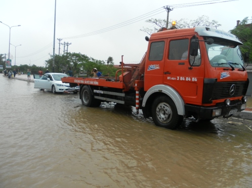 Đồ Sơn bị ngập, khách du lịch sơ tán khẩn cấp 4