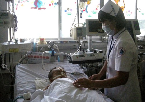 5 giờ giành lại sự sống cho bé trai bị kẻ chán đời đâm 1