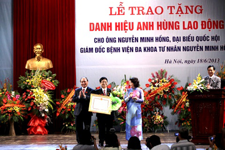 Trao tặng Danh hiệu Anh hùng Lao động cho TS Nguyễn Minh Hồng 1