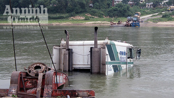 Qua sông bằng phà, xe container lao thẳng xuống sông 1