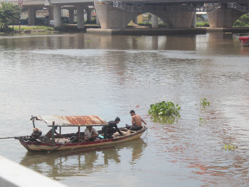 Tàu hỏa húc thanh niên bay xuống sông Sài Gòn 1