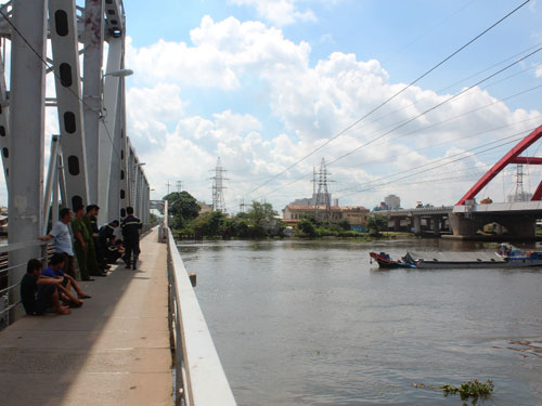 Tàu hỏa húc thanh niên bay xuống sông Sài Gòn 2