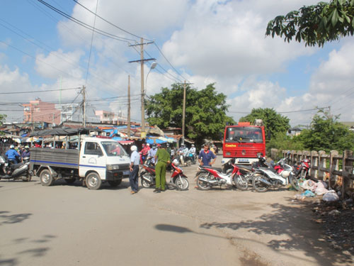 Tàu hỏa húc thanh niên bay xuống sông Sài Gòn 3