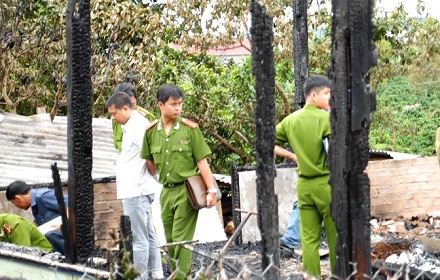 Lửa thiêu rụi nhà lúc nửa đêm, bé 8 tuổi tử nạn 2