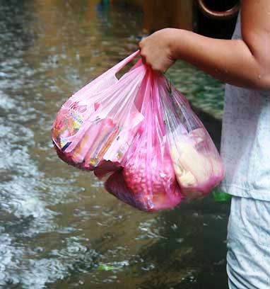 Ăn uống thế nào trong mùa bão lũ? 1