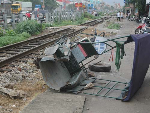 Tàu hỏa tông nát, kéo lê xe 3 bánh gần 300m 1