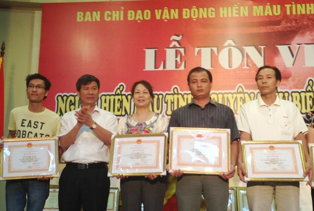 Tôn vinh 42 tập thể, 100 cá nhân hiến máu tiêu biểu 1