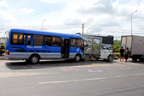 Xe khách gây tai nạn liên hoàn, quốc lộ 1A hỗn loạn 1