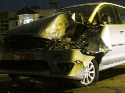 Phóng kinh hoàng, xe máy đâm thủng đuôi taxi 2