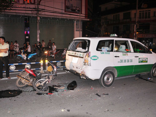 Phóng kinh hoàng, xe máy đâm thủng đuôi taxi 1