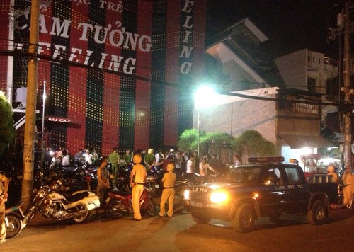 Hàng trăm dân chơi hỗn loạn khi cảnh sát ập vào quán bar 1