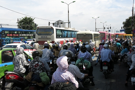 Sĩ tử lên Thủ đô sớm, các cửa ngõ ùn ứ 1